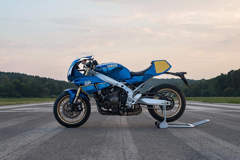 Une Yamaha XSR900 GP dans sa livrée Legend Blue aux motifs bleu clair et aux plaques jaunes.