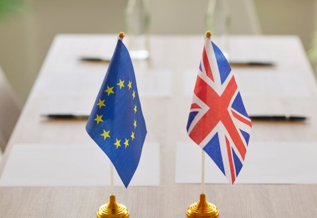 Des voitures sur une chaîne de production dans une usine automobile britannique.