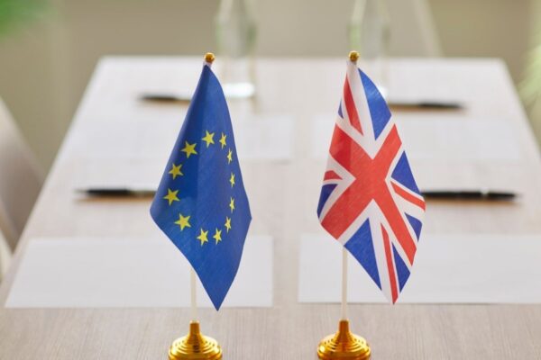Des voitures sur une chaîne de production dans une usine automobile britannique.