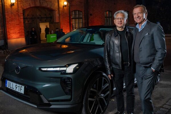 Une Volvo électrique illustrant la collaboration du constructeur avec Nvidia pour la conduite automatisée.