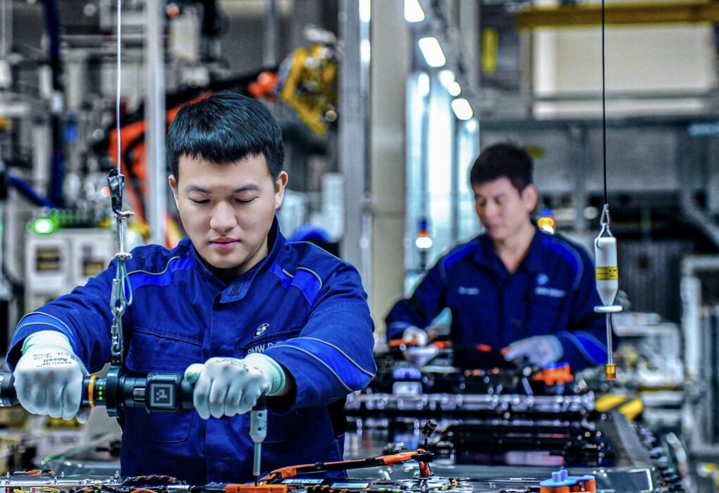 Assemblage de batteries haute tension BMW Gen6 sur le site de Shenyang, en Chine.