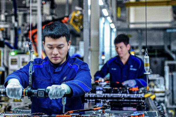Assemblage de batteries haute tension BMW Gen6 sur le site de Shenyang, en Chine.