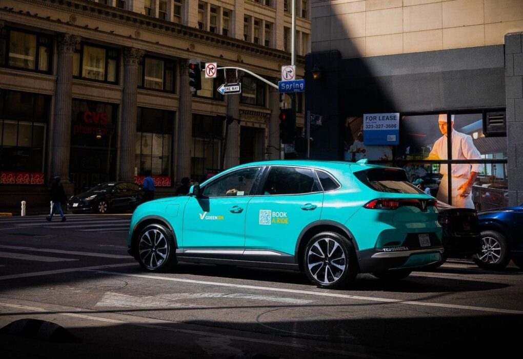 Un taxi électrique Green SM dans les rues de Los Angeles.