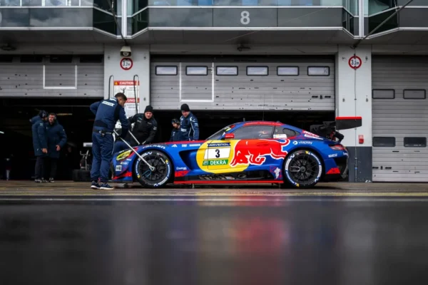 Max Verstappen au volant d’une GT sur le circuit de Portimao.