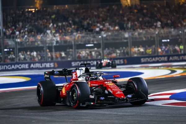 Une Ferrari SF-26 en piste, avec ses pontons et son fond plat visibles de profil.