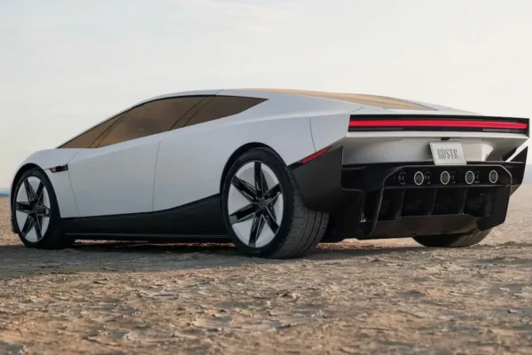 Le Tesla Roadster présente une silhouette basse et anguleuse avec un aileron arrière déployable.