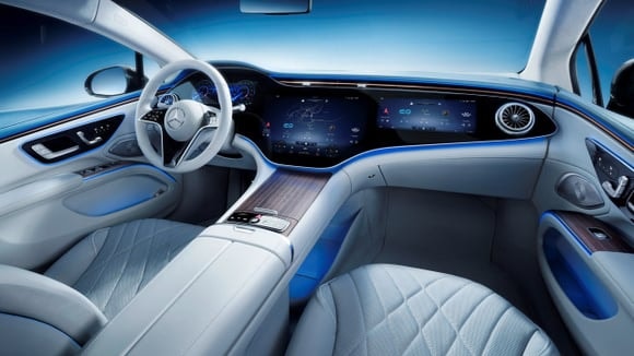 Le MBUX Hyperscreen de la Mercedes EQS s'étire sur 141 cm de large.
