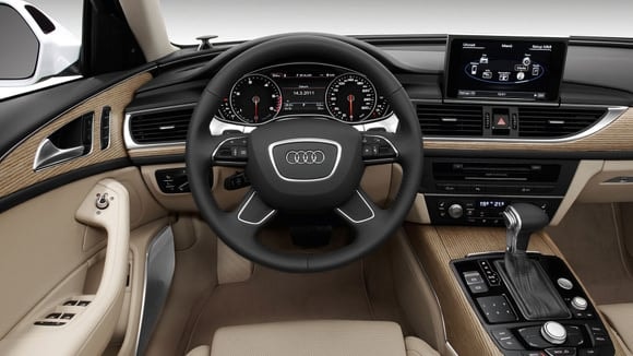 La planche de bord de l'Audi A6 type C7 avec son écran escamotable.