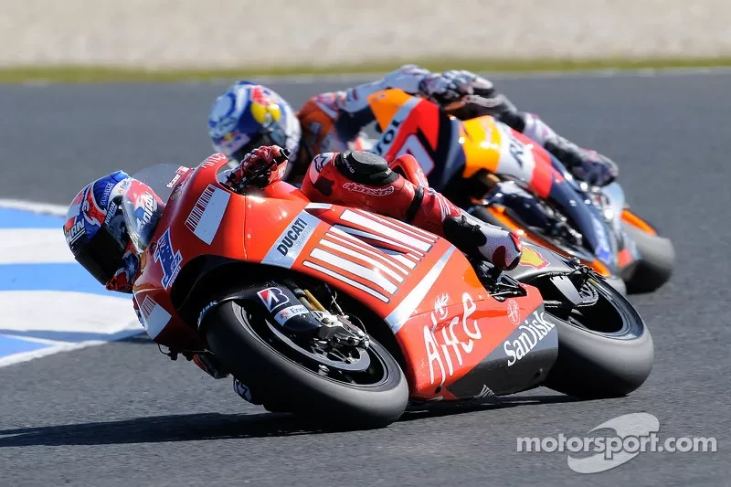 Casey Stoner devance Nicky Hayden en route vers la victoire au Grand Prix d’Australie 2008.