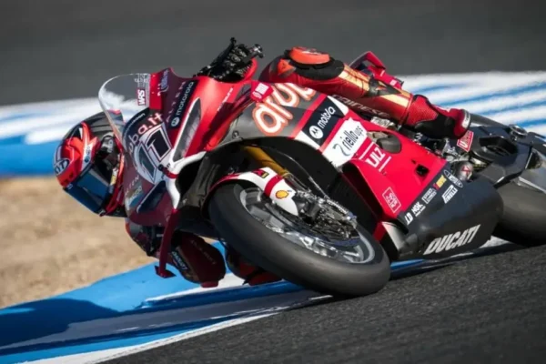 Nicolò Bulega au guidon de sa Ducati lors des qualifications du Superbike à Jerez.