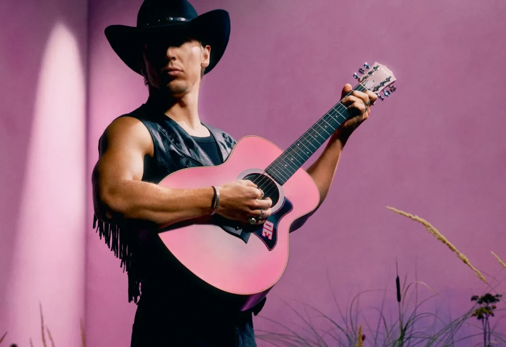 Liam Lawson, pilote Racing Bulls, associé à Taylor Guitars pour une performance musicale à Austin.