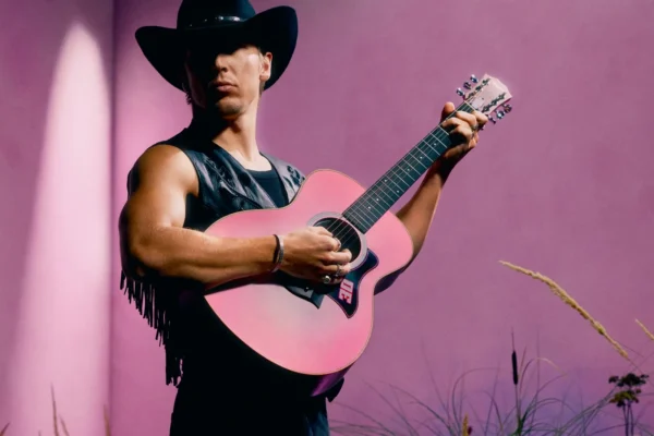 Liam Lawson, pilote Racing Bulls, associé à Taylor Guitars pour une performance musicale à Austin.