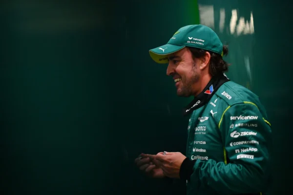 Fernando Alonso au volant d’un prototype de rallye-raid Prodrive lors d’un essai au Maroc.