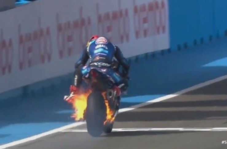 La Yamaha R1 de Xavi Vierge en flammes lors de la Course 1 du WorldSBK à Jerez.