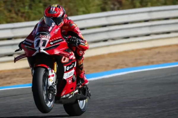 Nicolò Bulega au guidon de sa Ducati Panigale V4 R en Superbike à Jerez.