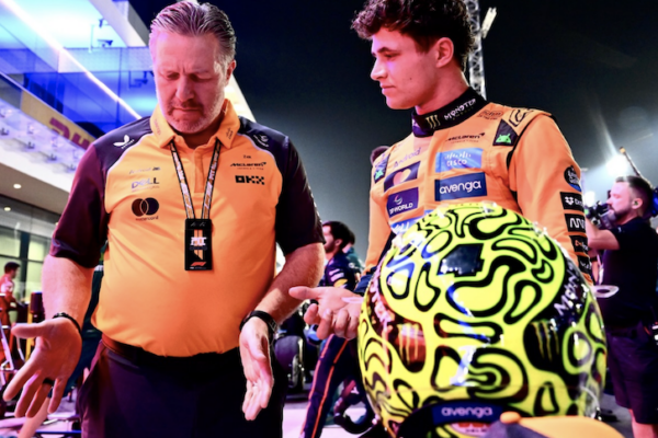 Lando Norris et Oscar Piastri au volant de leurs monoplaces McLaren à Singapour.