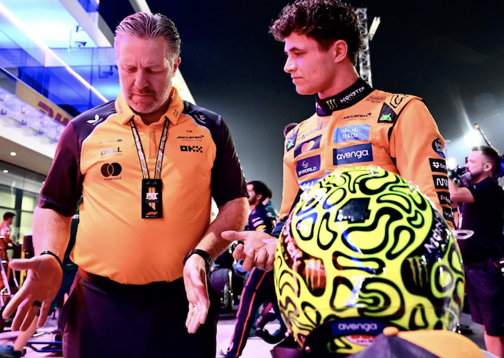 Lando Norris et Oscar Piastri au volant de leurs monoplaces McLaren à Singapour.