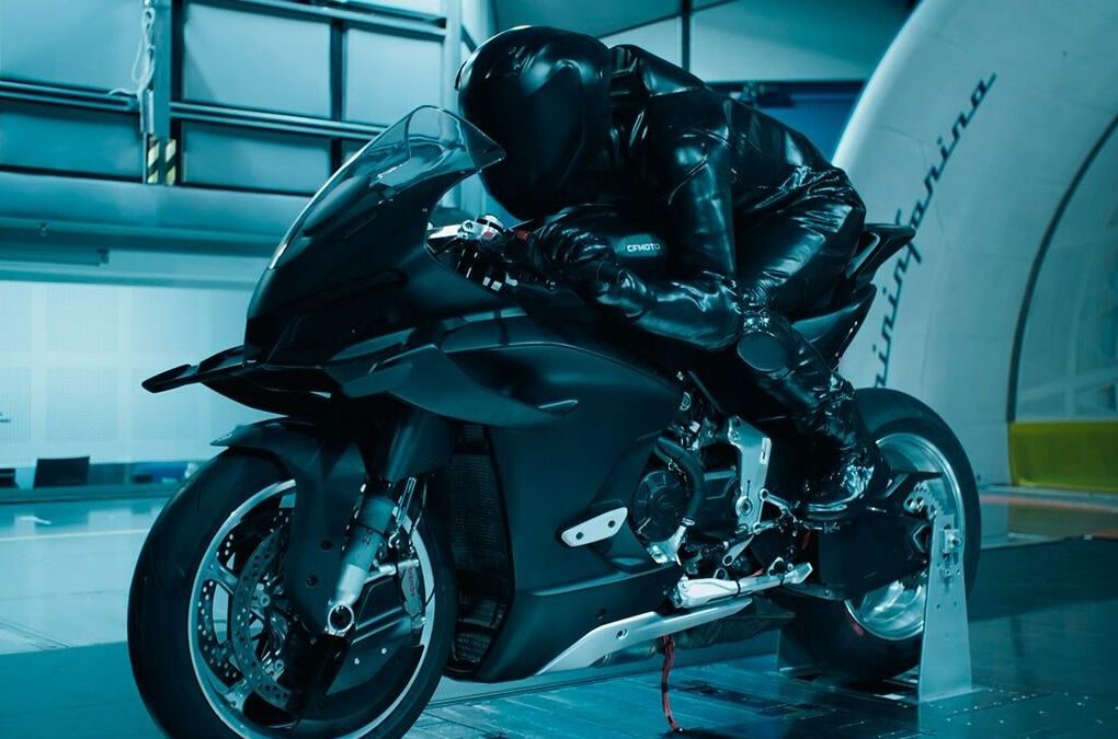 Une moto de compétition CFMoto sur un circuit.
