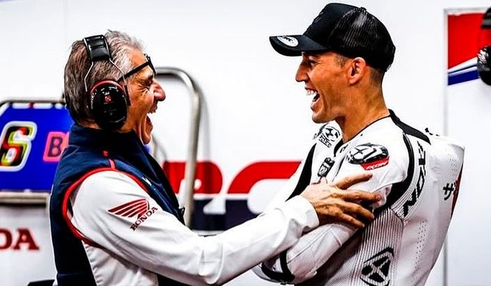 Aleix Espargaró, pilote d’essai Honda, dans le paddock MotoGP.