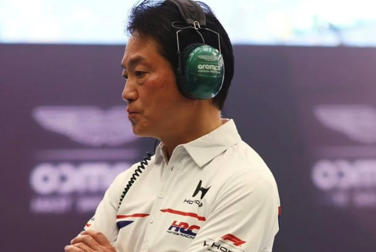 La monoplace Aston Martin équipée du moteur Honda en piste en F1.