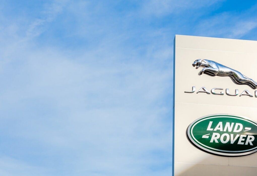 Logo Jaguar Land Rover illustrant le renouvellement du partenariat avec Aiimi dans l’intelligence artificielle.