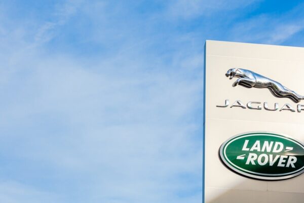 Logo Jaguar Land Rover illustrant le renouvellement du partenariat avec Aiimi dans l’intelligence artificielle.