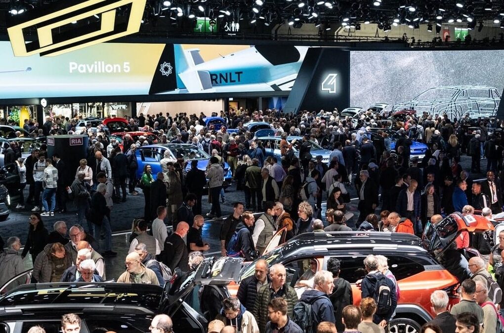 Un Mercedes VLE exposé sur le stand du constructeur au Mondial de l’auto de Paris.