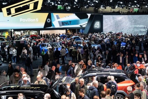 Un Mercedes VLE exposé sur le stand du constructeur au Mondial de l’auto de Paris.