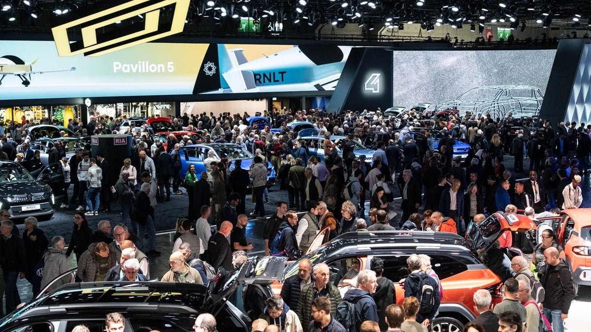 Un Mercedes VLE exposé sur le stand du constructeur au Mondial de l’auto de Paris.