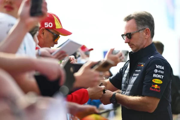 Christian Horner et Helmut Marko, anciens collaborateurs au sein de l'écurie Red Bull en F1.