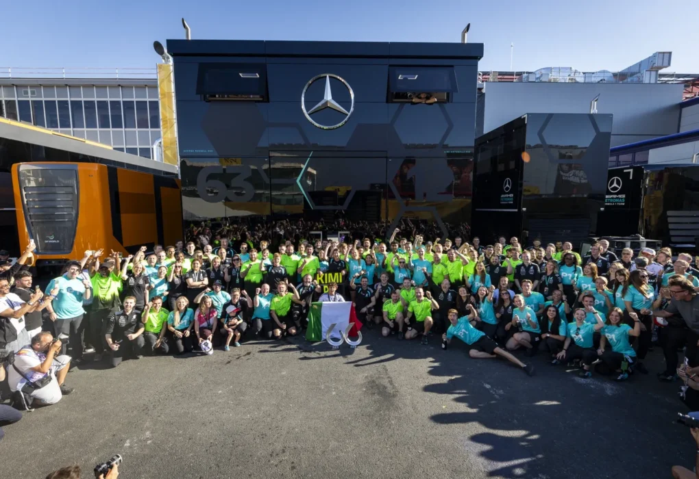Une monoplace Mercedes en piste lors d’un Grand Prix de Formule 1.