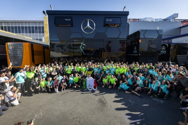 Une monoplace Mercedes en piste lors d’un Grand Prix de Formule 1.