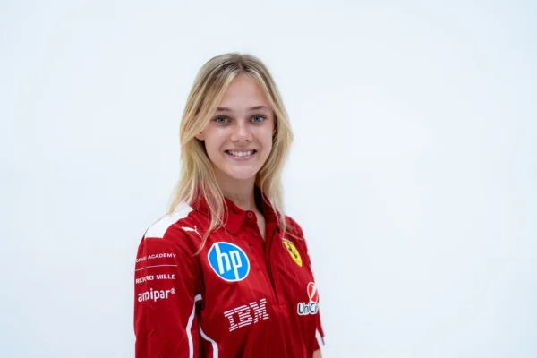 Alba Larsen sous les couleurs de Ferrari en F1 Academy.