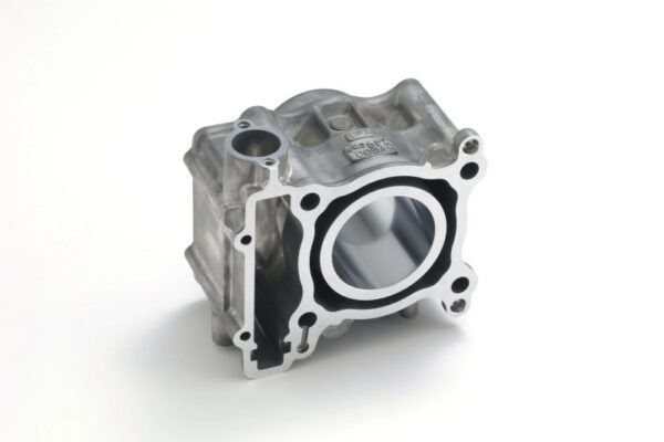 Comparaison des microstructures de cylindres Yamaha DiASil en aluminium vierge à gauche et en aluminium recyclé à droite.
