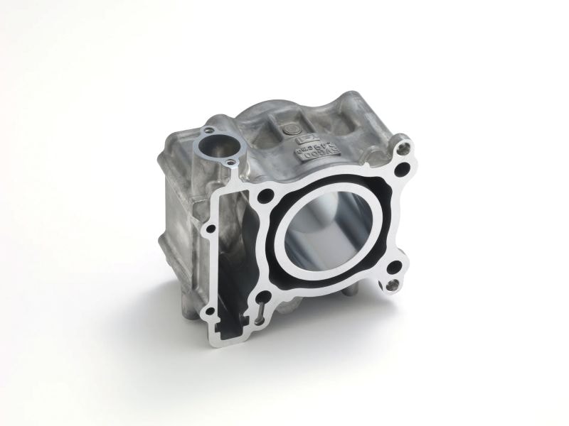 Comparaison des microstructures de cylindres Yamaha DiASil en aluminium vierge à gauche et en aluminium recyclé à droite.