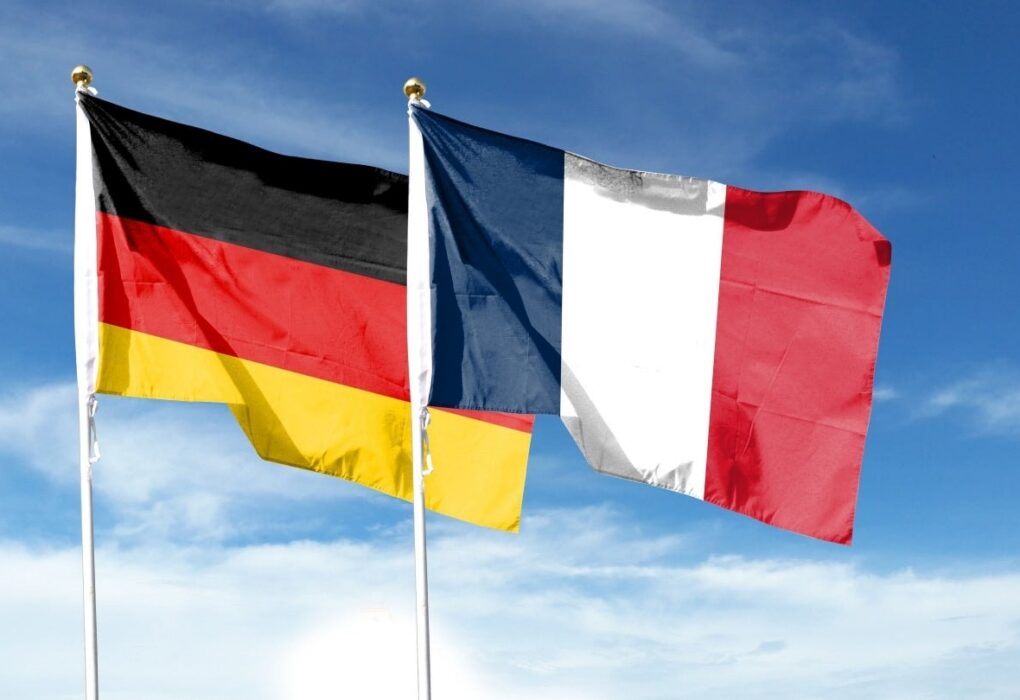 Voitures électriques sur une chaîne de production automobile en Europe.