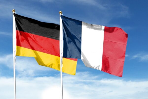 Voitures électriques sur une chaîne de production automobile en Europe.