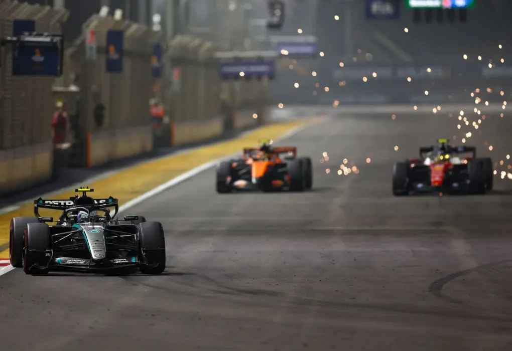 Une monoplace Mercedes W17 en piste avec son aileron avant visible.