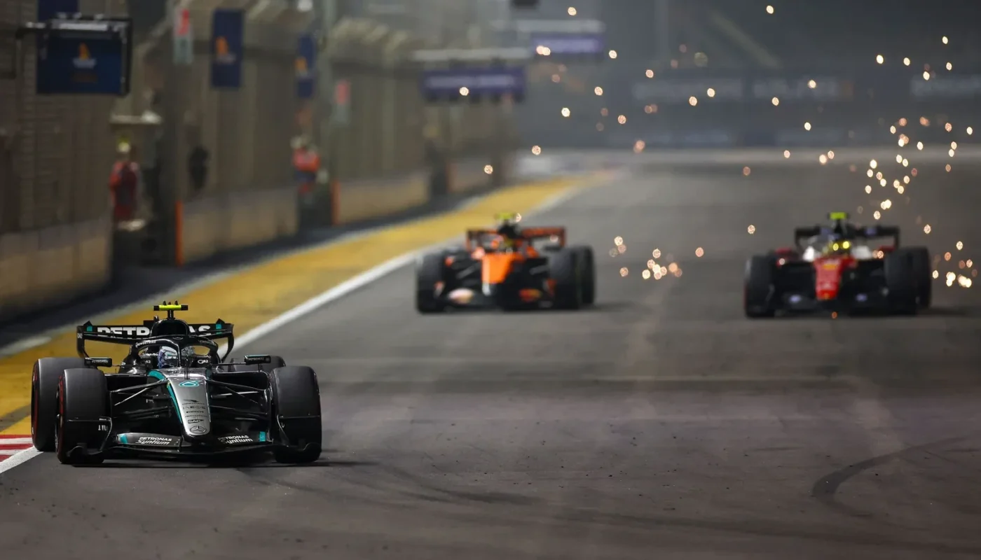 Une monoplace Mercedes W17 en piste avec son aileron avant visible.