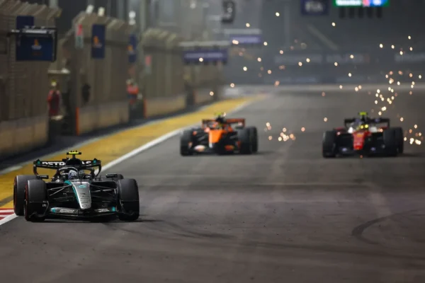 Une monoplace Mercedes W17 en piste avec son aileron avant visible.