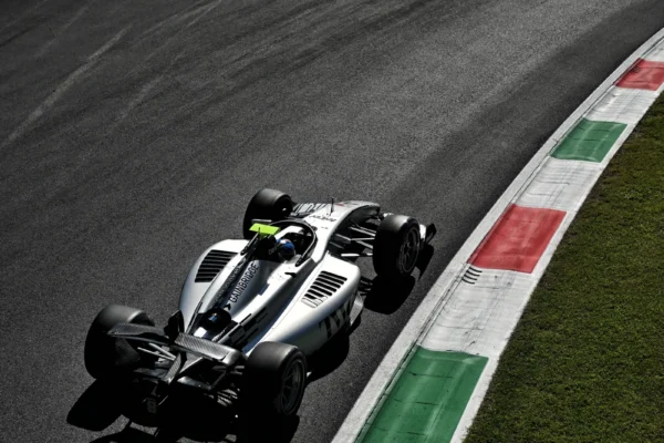 Colton Herta, pilote engagé en Formule 2 après son parcours en IndyCar.