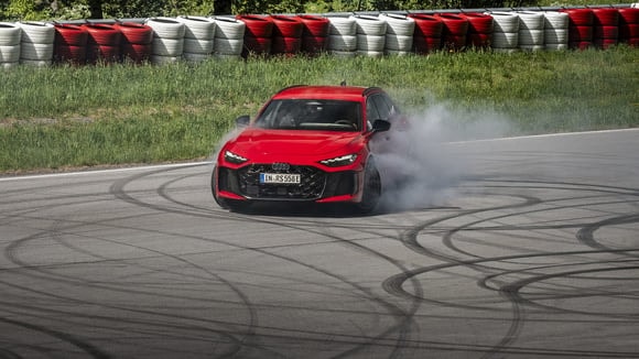 L'Audi reçoit un moteur V6 hybride de 2,9 litres.