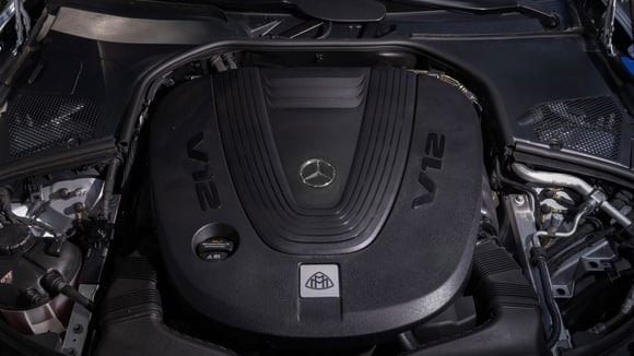 Un moteur V12 biturbo de 6 litres développe 612 à 630 ch et 900 Nm de couple.