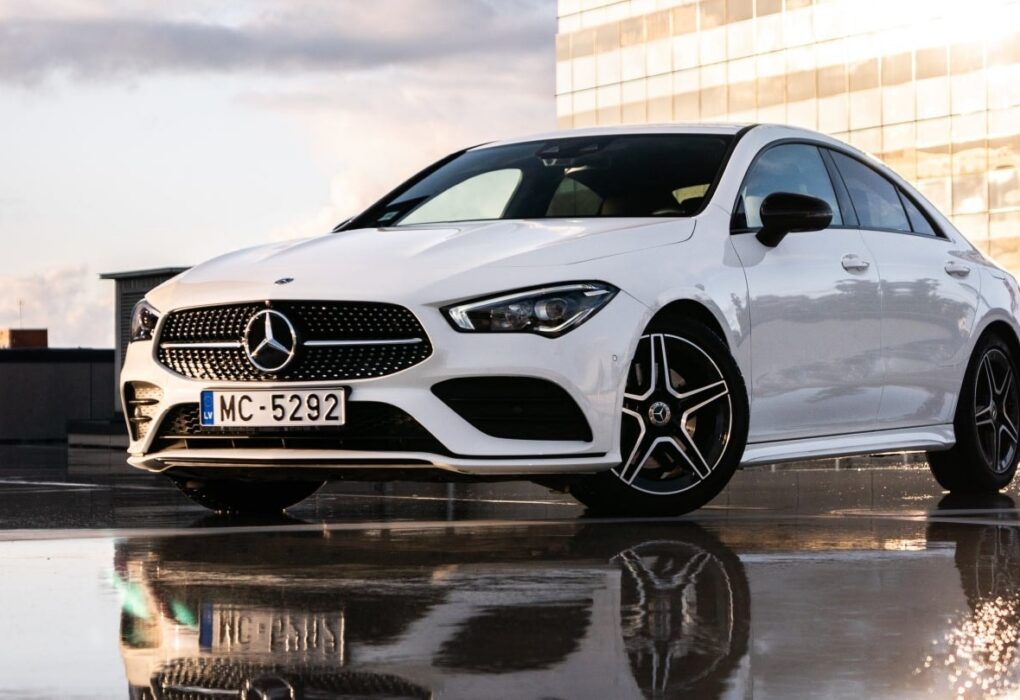 Une Mercedes-Benz illustrant le développement de systèmes de conduite automatisée avec Nvidia.
