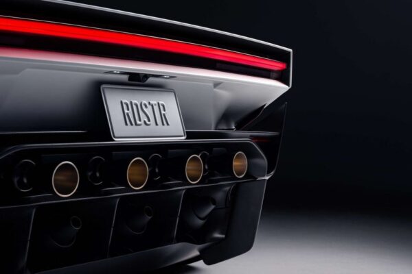 Le Tesla Roadster Rocket présenté avec ses équipements permettant de brèves manœuvres aériennes.