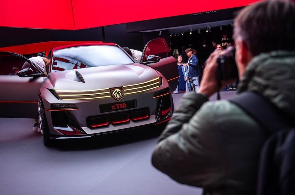 Des voitures exposées dans les halls du Mondial de l’Auto à Paris.