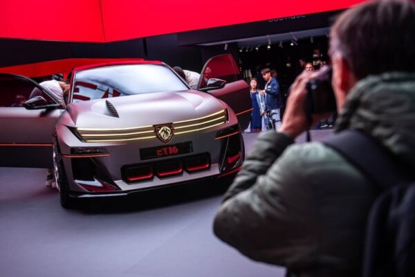 Des voitures exposées dans les halls du Mondial de l’Auto à Paris.