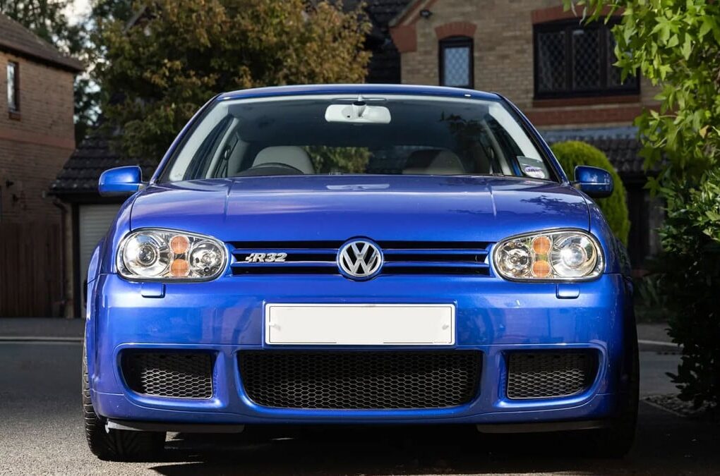 Volkswagen Golf IV R32 trois portes de 2003 en teinte Bleu Profond Nacré.