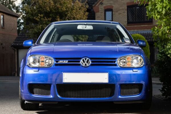 Volkswagen Golf IV R32 trois portes de 2003 en teinte Bleu Profond Nacré.
