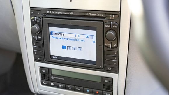 Une Volkswagen Golf 4 R32 dotée de plusieurs options.